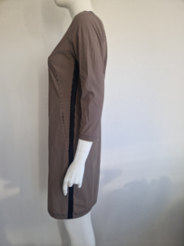 Sandwich jurk met V-hals. Maat M. Beige/blauw gestreept.