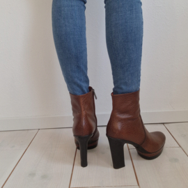Santoni enkellaarsjes. Maat 41, Bruin gehamerd leer.