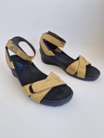 Wolky leren sandalen. Maat 41. Mosterdgeel.