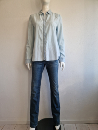 Marc Cain denim blouse met strikceintuur. Maat 3, Lichtblauw.