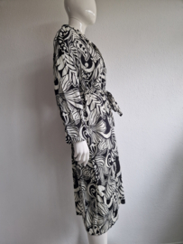 Juffrouw Jansen midi jurk. Maat L. Zwart/offwhite/print.