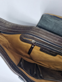Pauric Sweeney clutch. Olijfgroen/bruinlakleer.