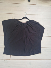 Studio Anneloes top. Maat M. Zwart/travelstof.