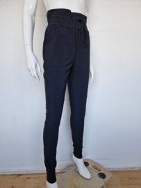 Studio Anneloes travelstof pantalon. Mt. S. Zwart.