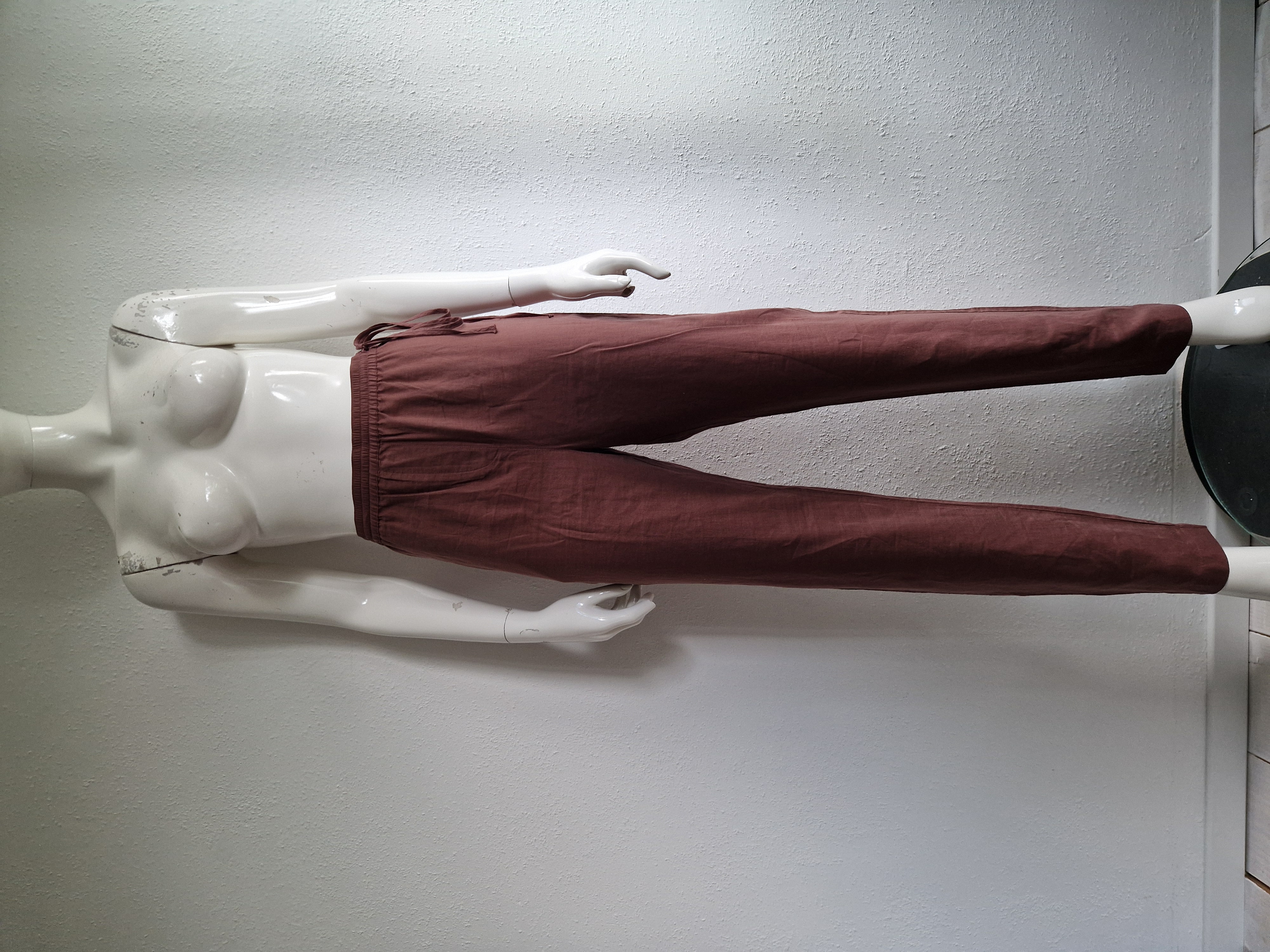 Humanoid jogger Vada. Maat M. Rosewood.