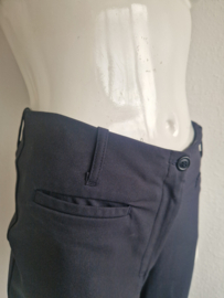 Closed pantalon met rechte pijpen. Maat 46. Nachtblauw.