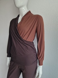 Studio Anneloes overslagtop. Maat L. Bruin/travelstof.