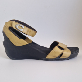 Wolky leren sandalen. Maat 41. Mosterdgeel.