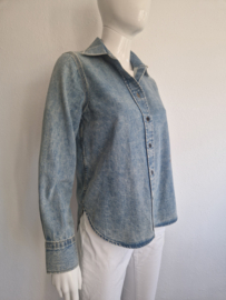 Closed jeansblouse. Maat S. Lichtblauw.