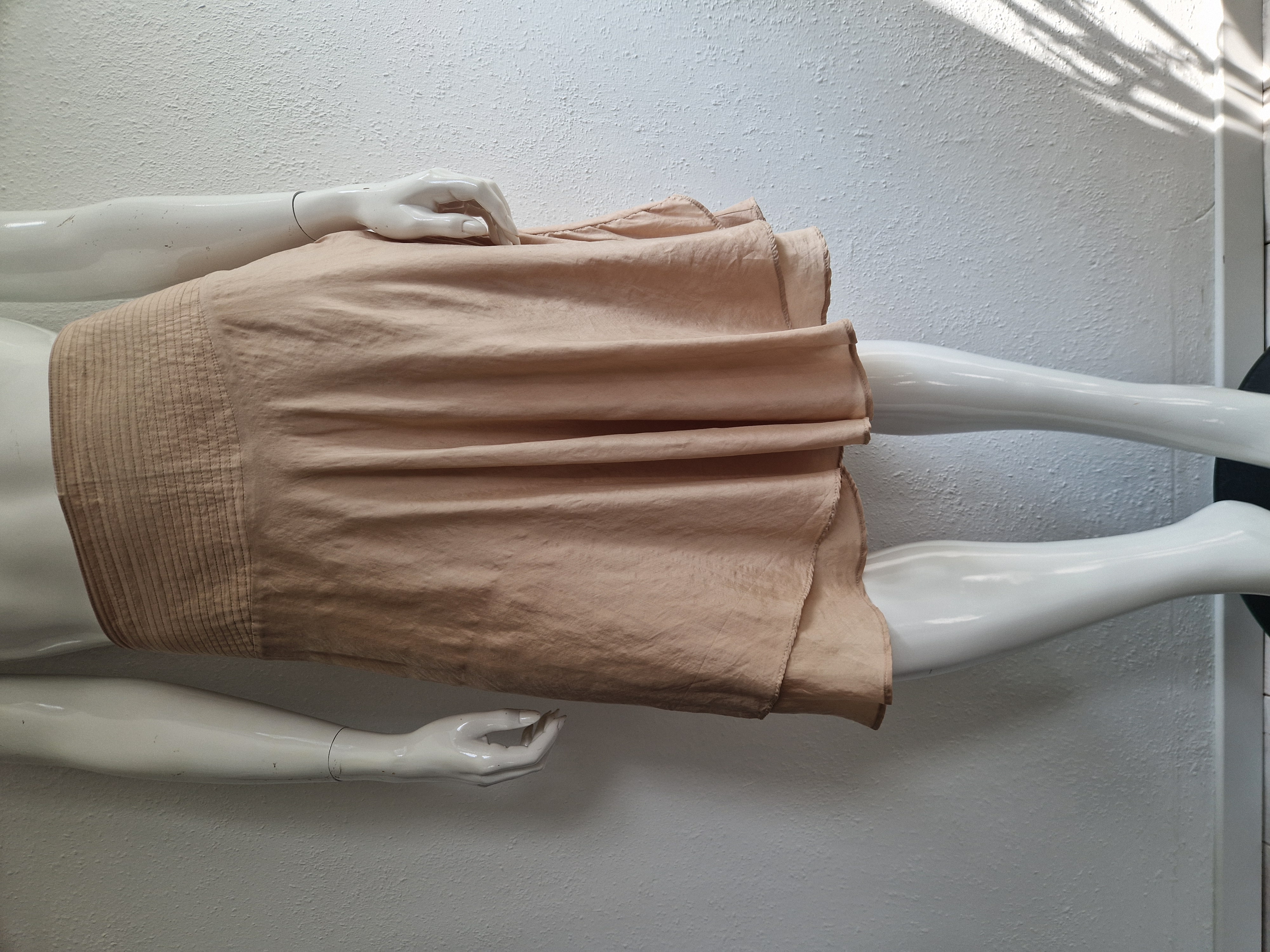 Beige zijden dubbellaagse rok. Maat 40.