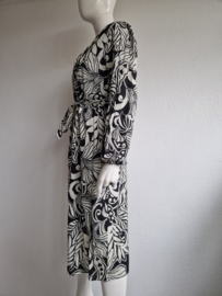 Juffrouw Jansen midi jurk. Maat L. Zwart/offwhite/print.