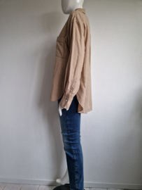 Closed blouse. Maat S. Beige.