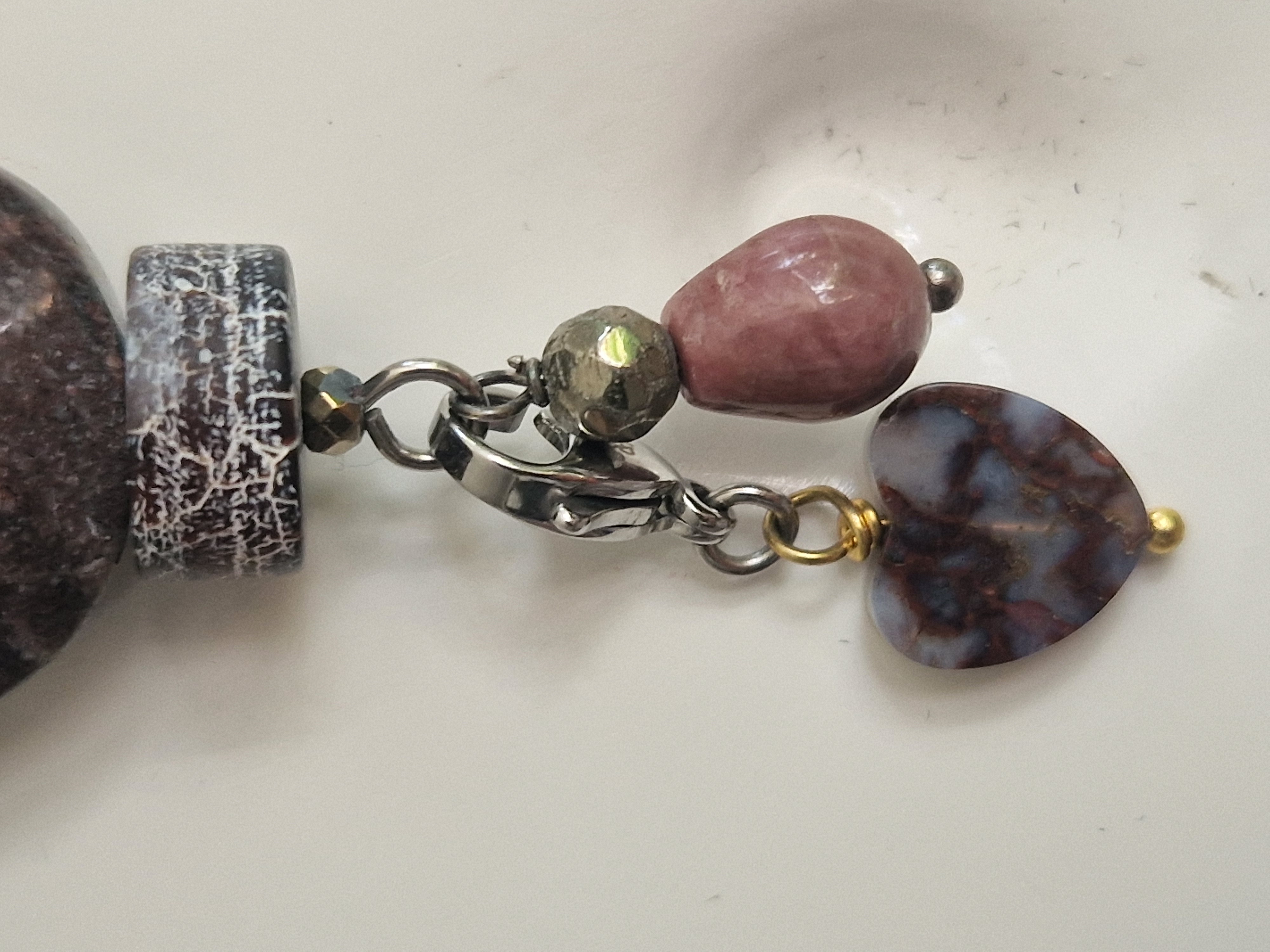 Pimps & Pearls ketting. Bruintinten. Metalen koord.