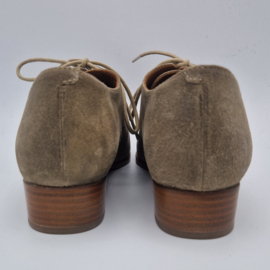 Ellen:Truijen veterschoenen. Maat 39, Suède/ greige