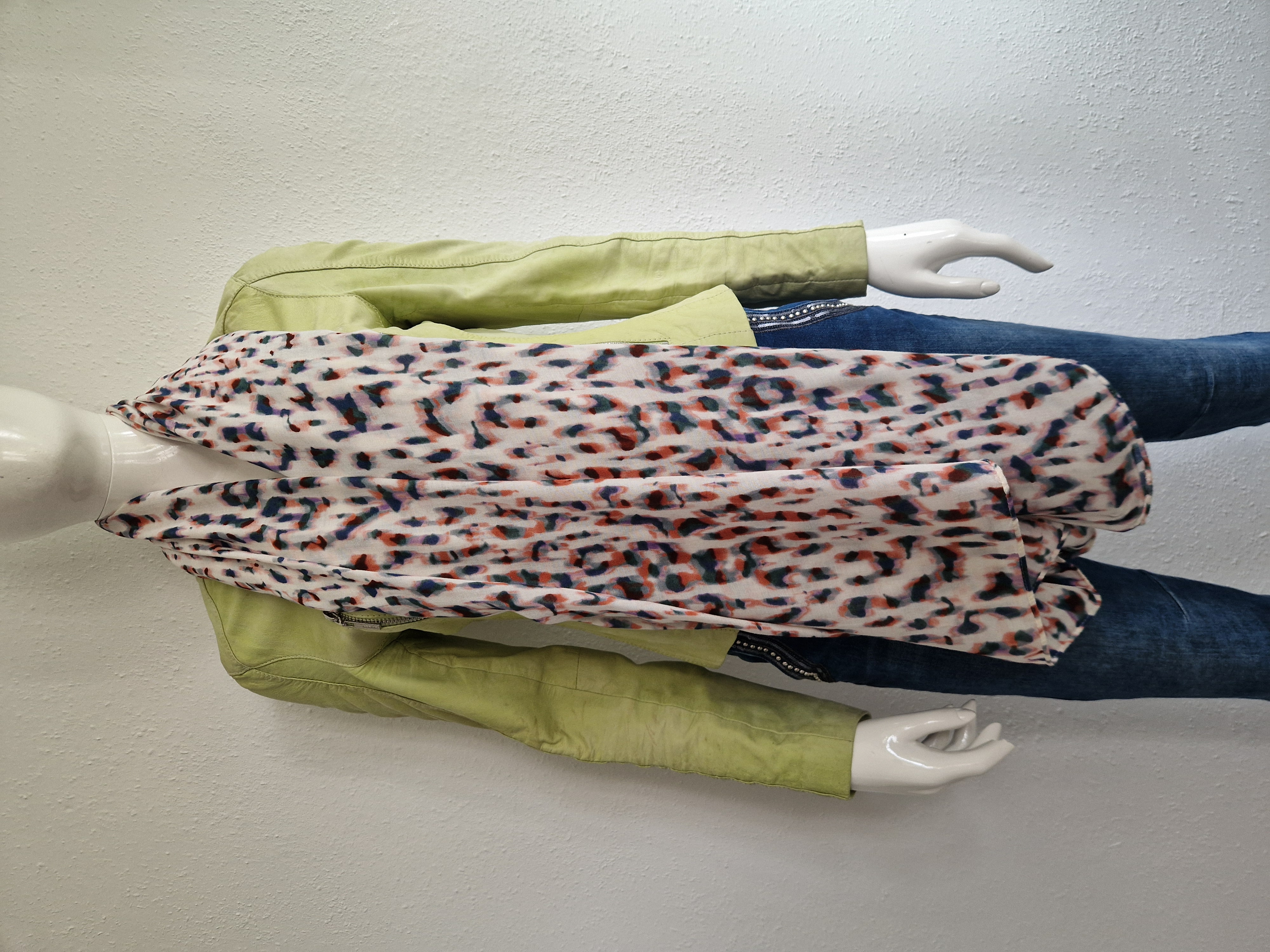 Sandwich shawl. All over print.