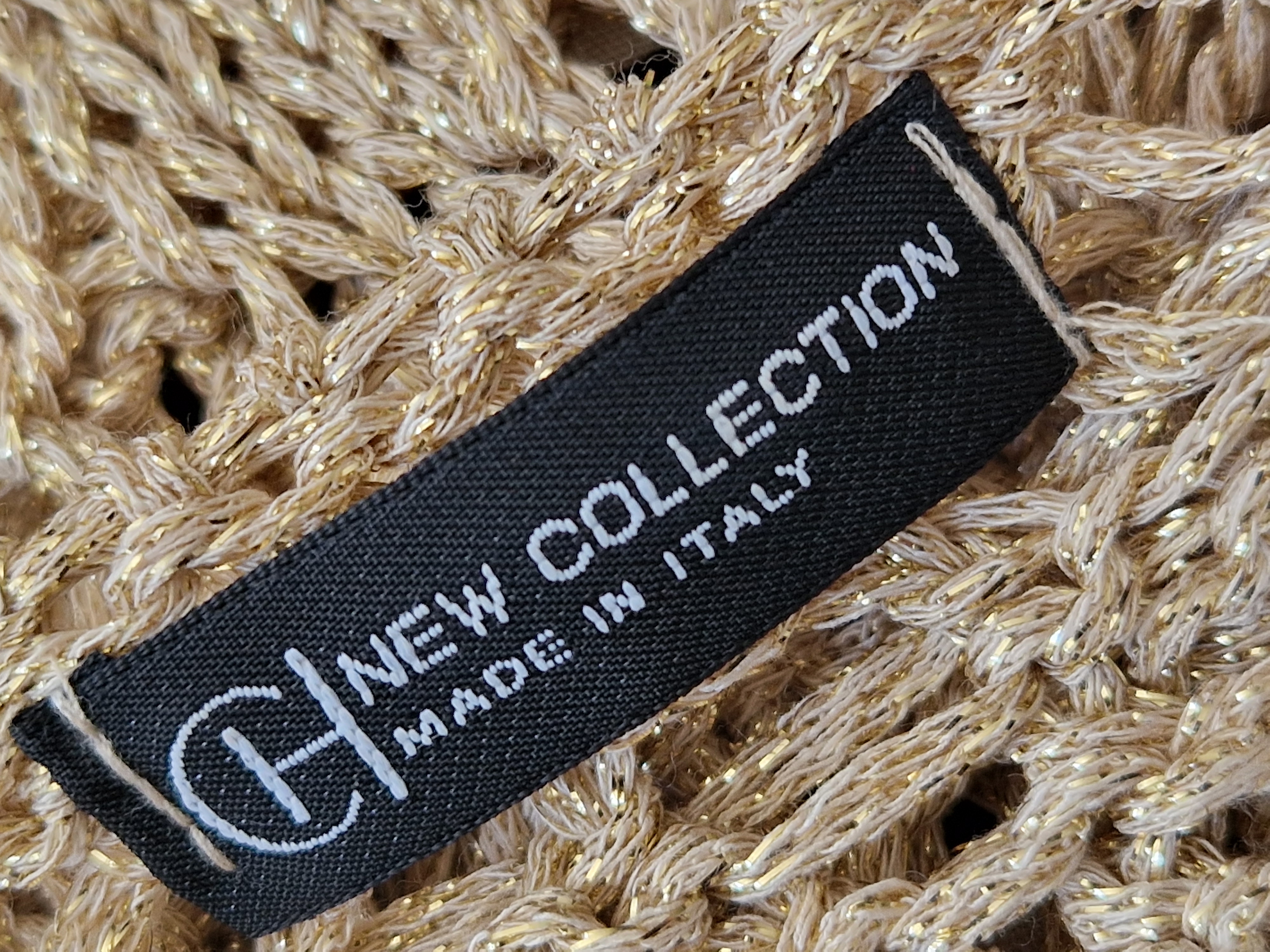 New Collection top. Maat AS, Goudkleurig