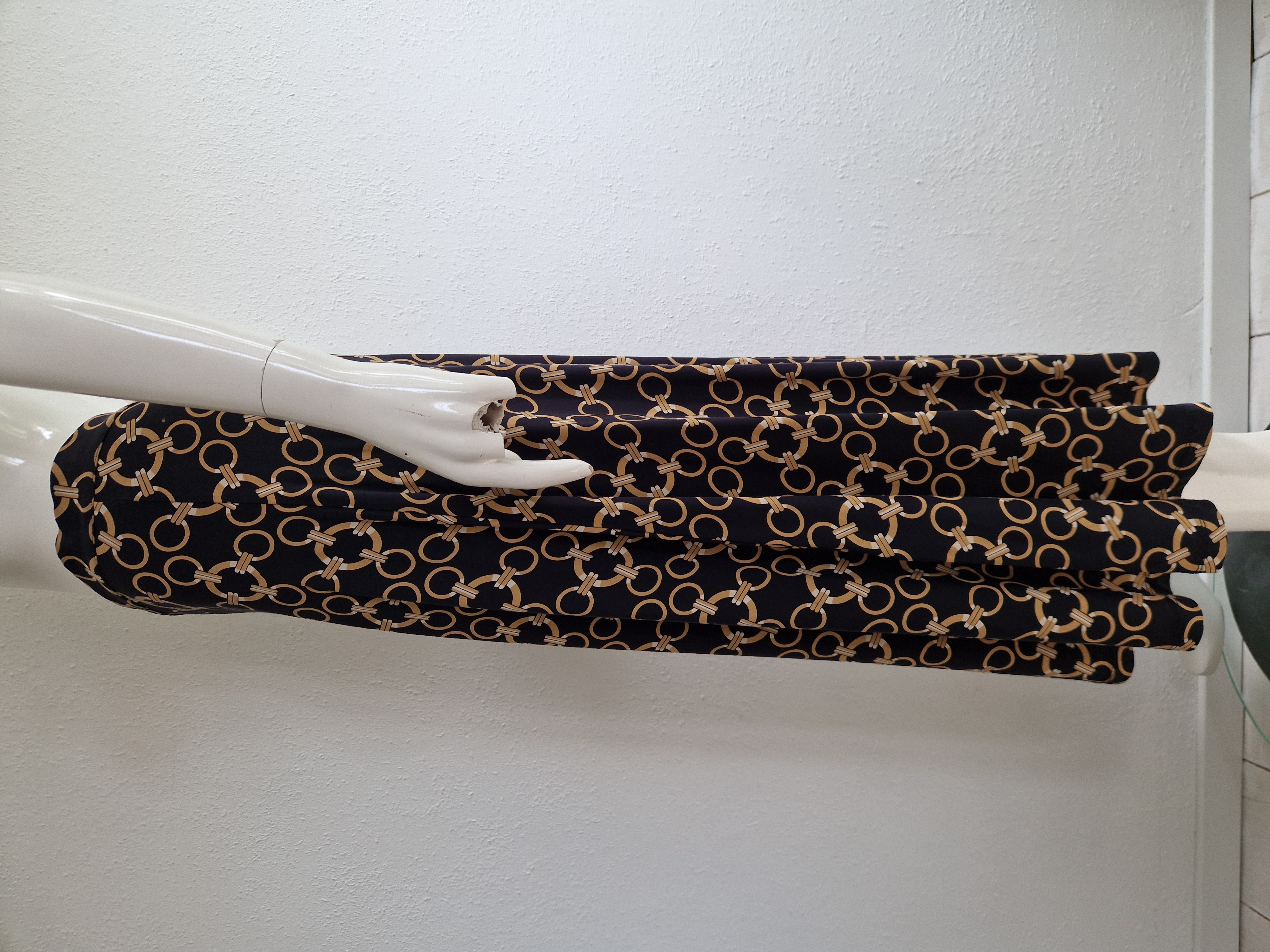 Esqualo maxi rok. Maat XS. Zwart/kettingprint.
