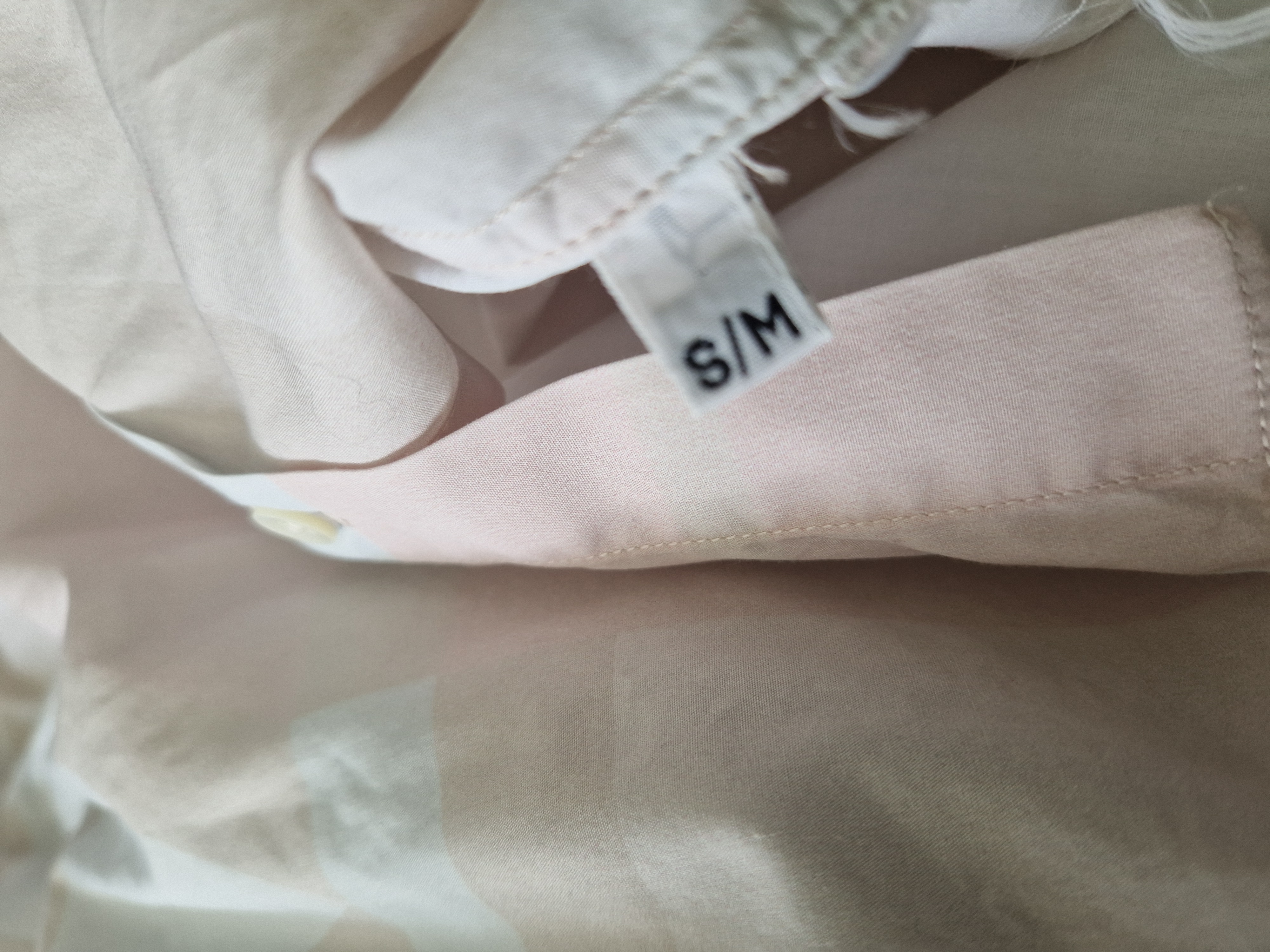 Closed blouse. Maat S/M. Wit/roze.