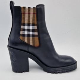 Burberry Chelsea Heeled Boots. Maat 37, Zwart