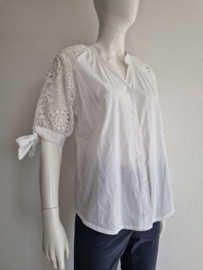 Wit katoenen blouse met kanten mouwtjes. Maat 40,