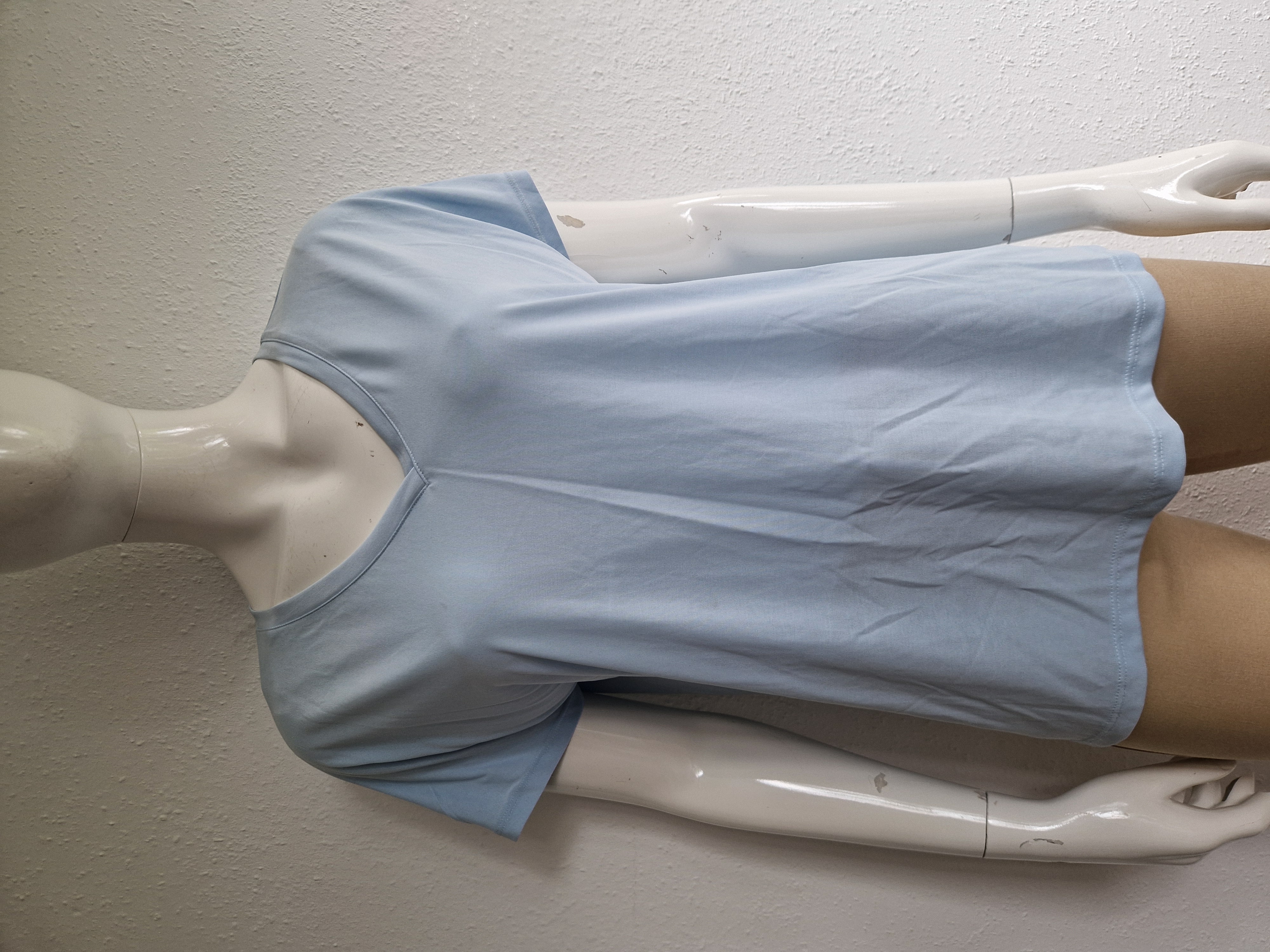 Msch shirt Fenya met V-hals. Maat M/L. Lichtblauw.