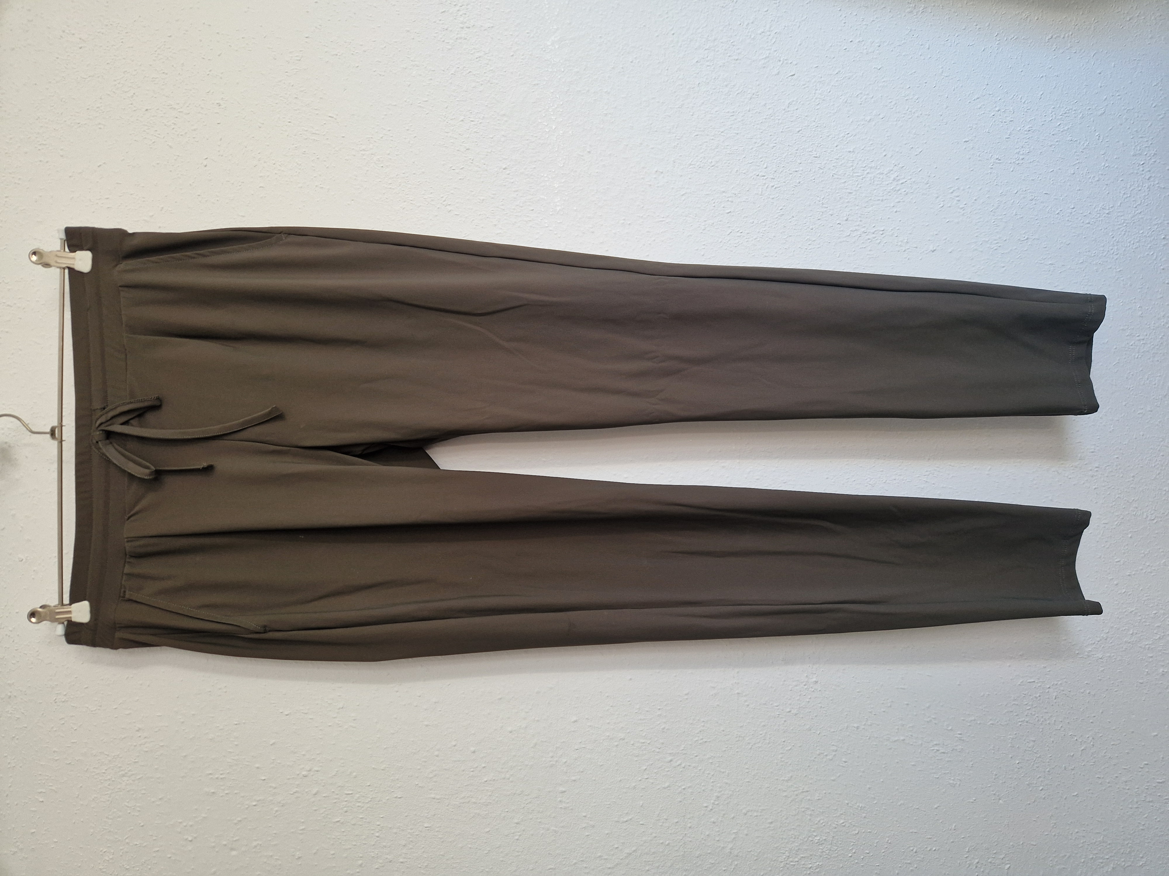 En Vogue pantalon. Maat S. Olijfgroen/travelstof.