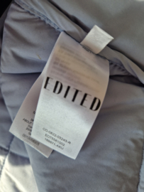 Edited gewatteerde tussenjas. Maat 44/46. Lichtblauw.