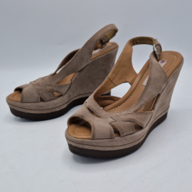 Janet Sport peeptoes met sleehak. Maat 37,Beige/ suède.