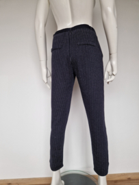 Penn & Ink NY krijtstreeppantalon. Maat M. Nachtblauw