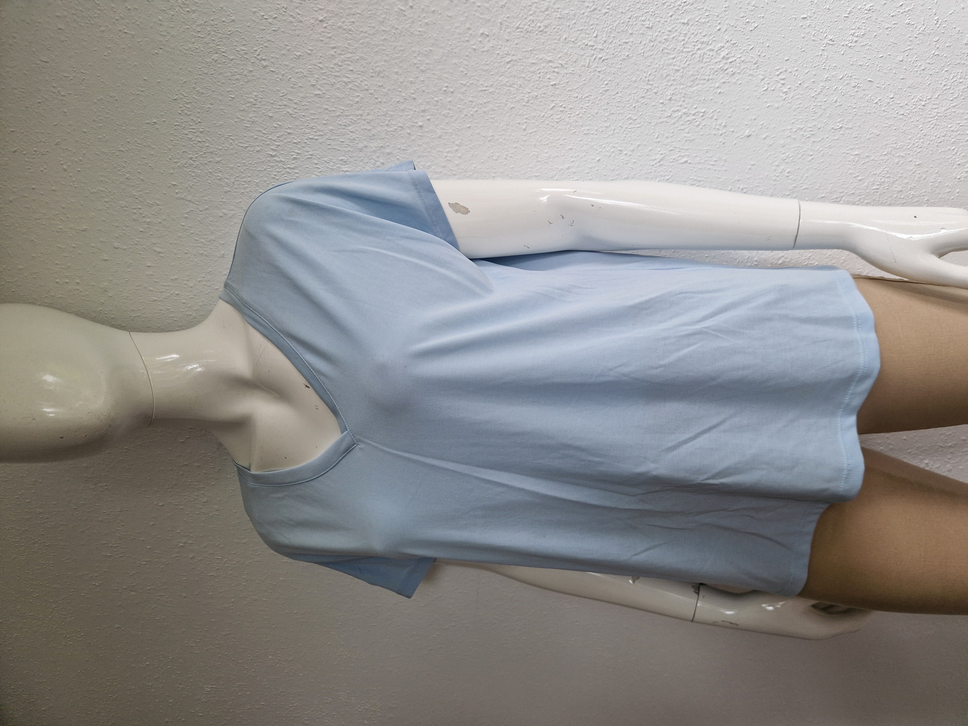 Msch shirt Fenya met V-hals. Maat M/L. Lichtblauw.