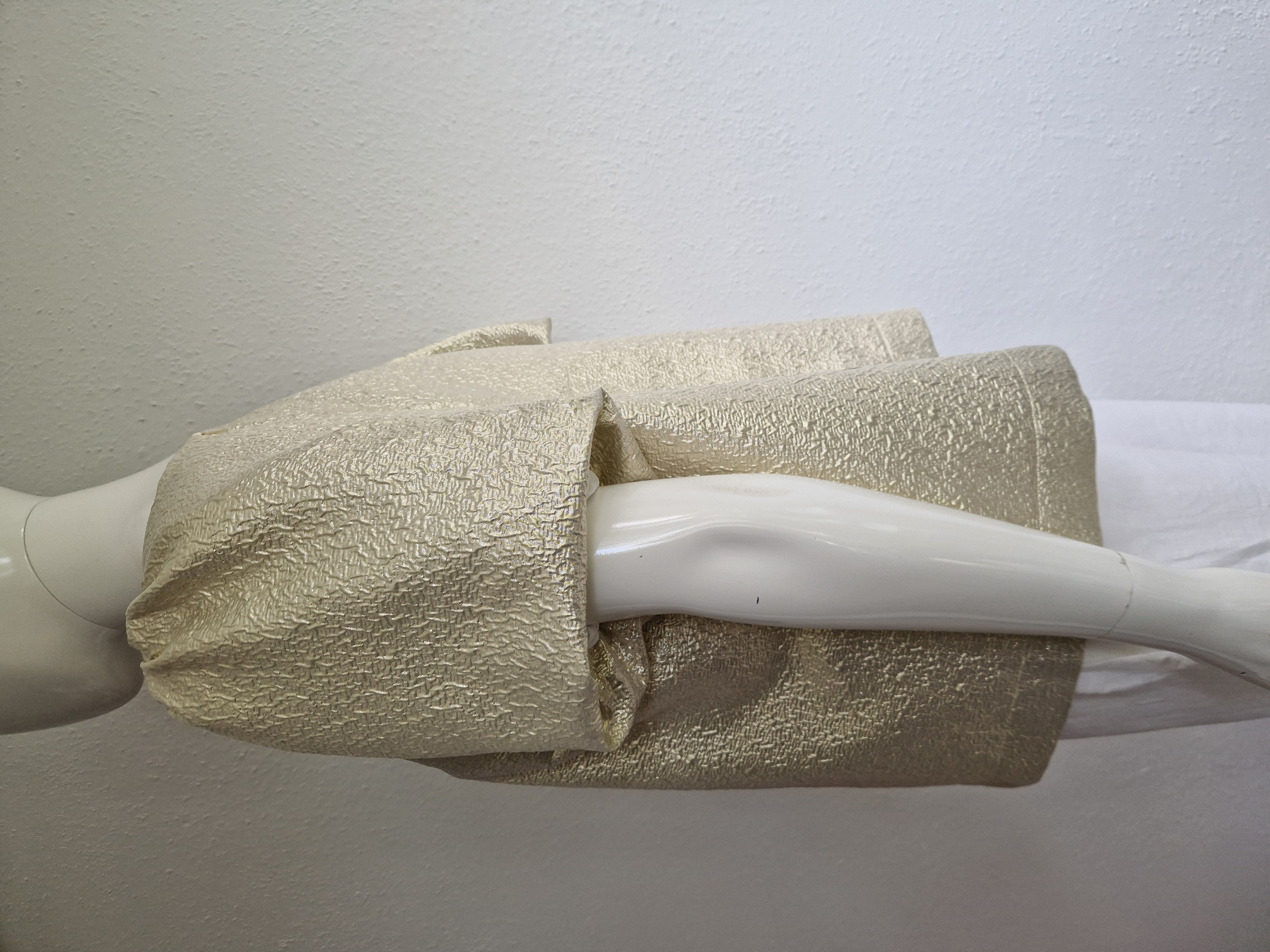 Studio Anneloes top met ballonmouwtjes. Maat L. Goud.