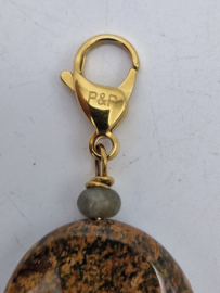 Pimps and Pearls hanger met edelsteen. Bruin/groen.