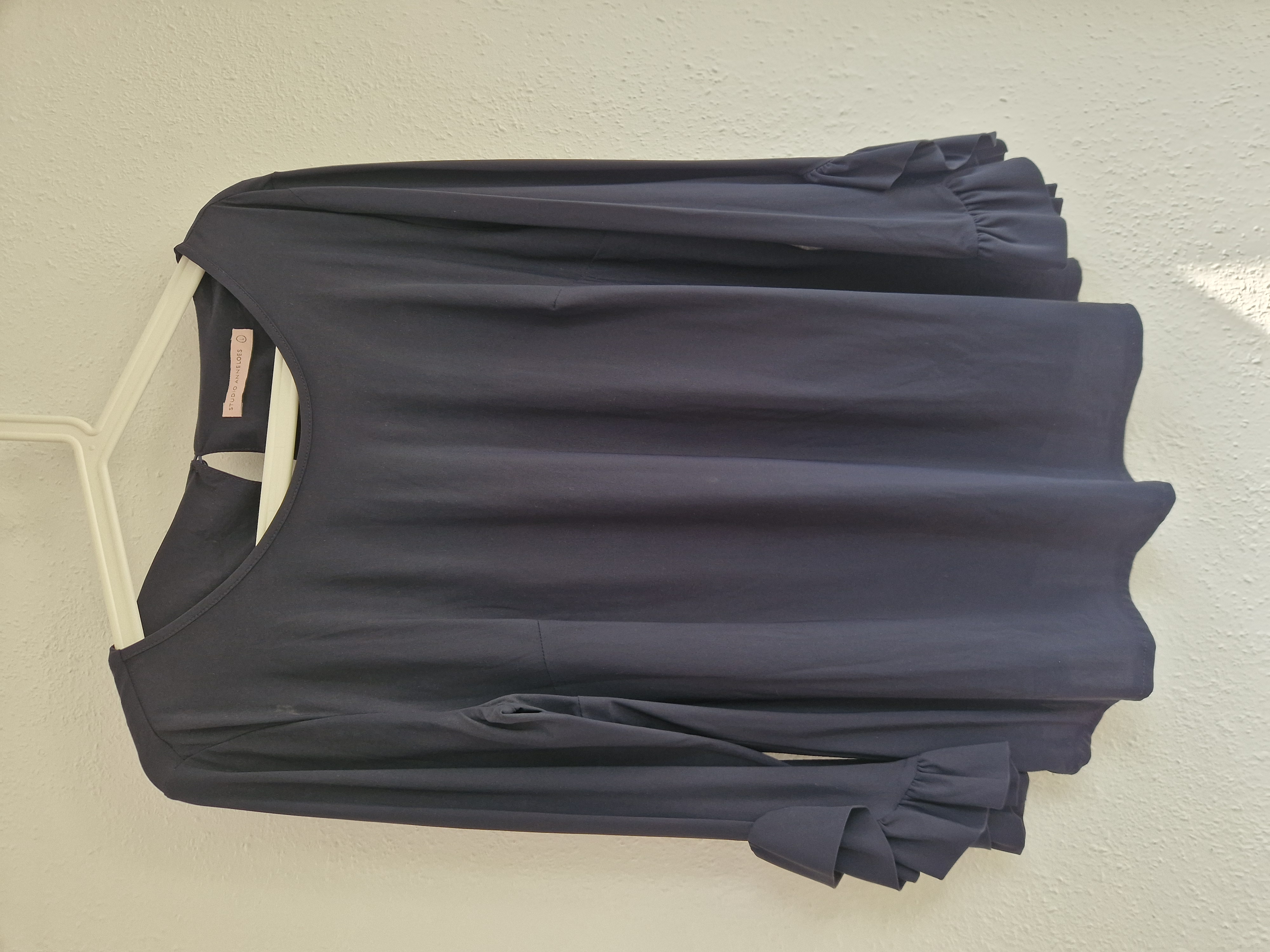 Studio Anneloes top met roezels. Maat L.Off black.