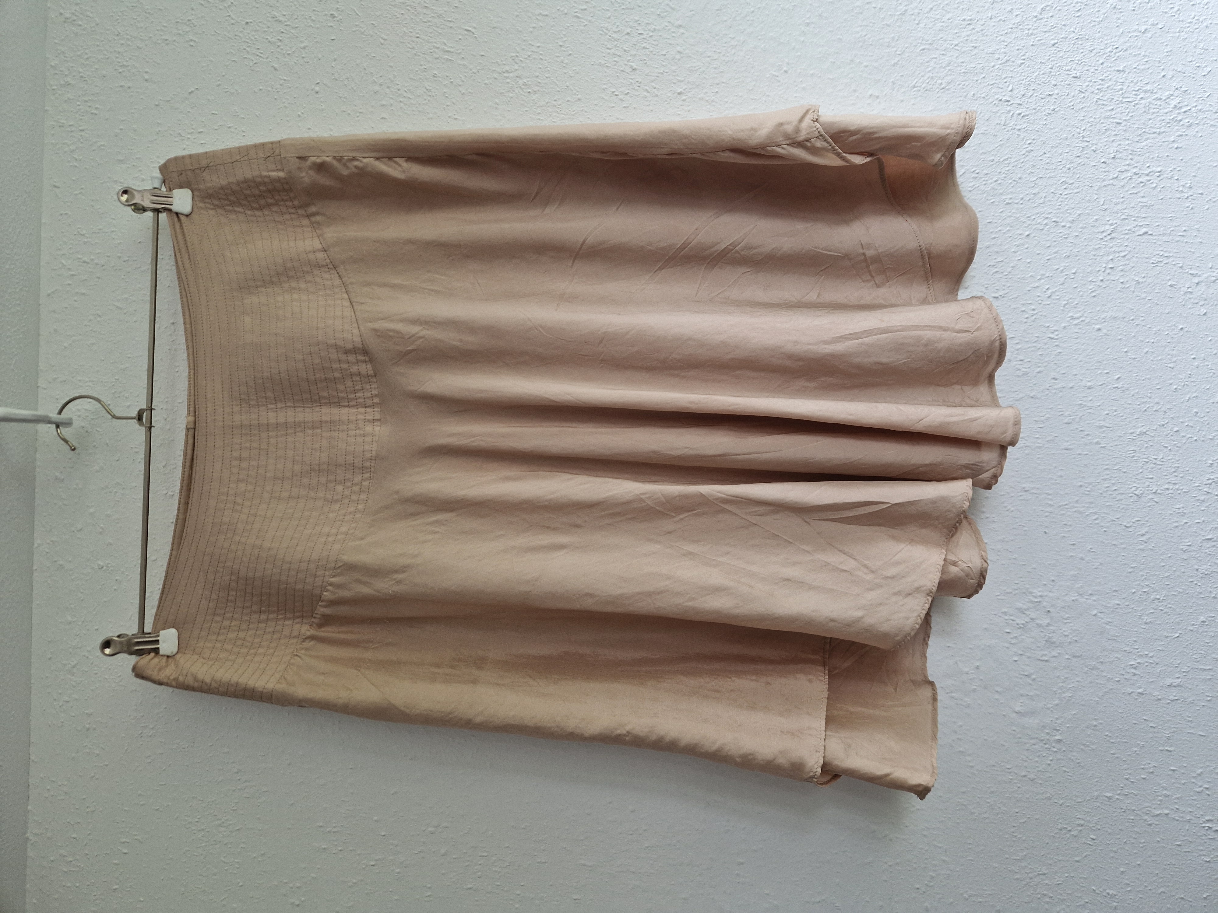 Beige zijden dubbellaagse rok. Maat 40.