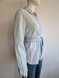 Marc Cain denim blouse met strikceintuur. Maat 3, Lichtblauw.