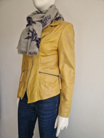 Lichtgrijze shawl met geborduurde delftblauwe motieven.