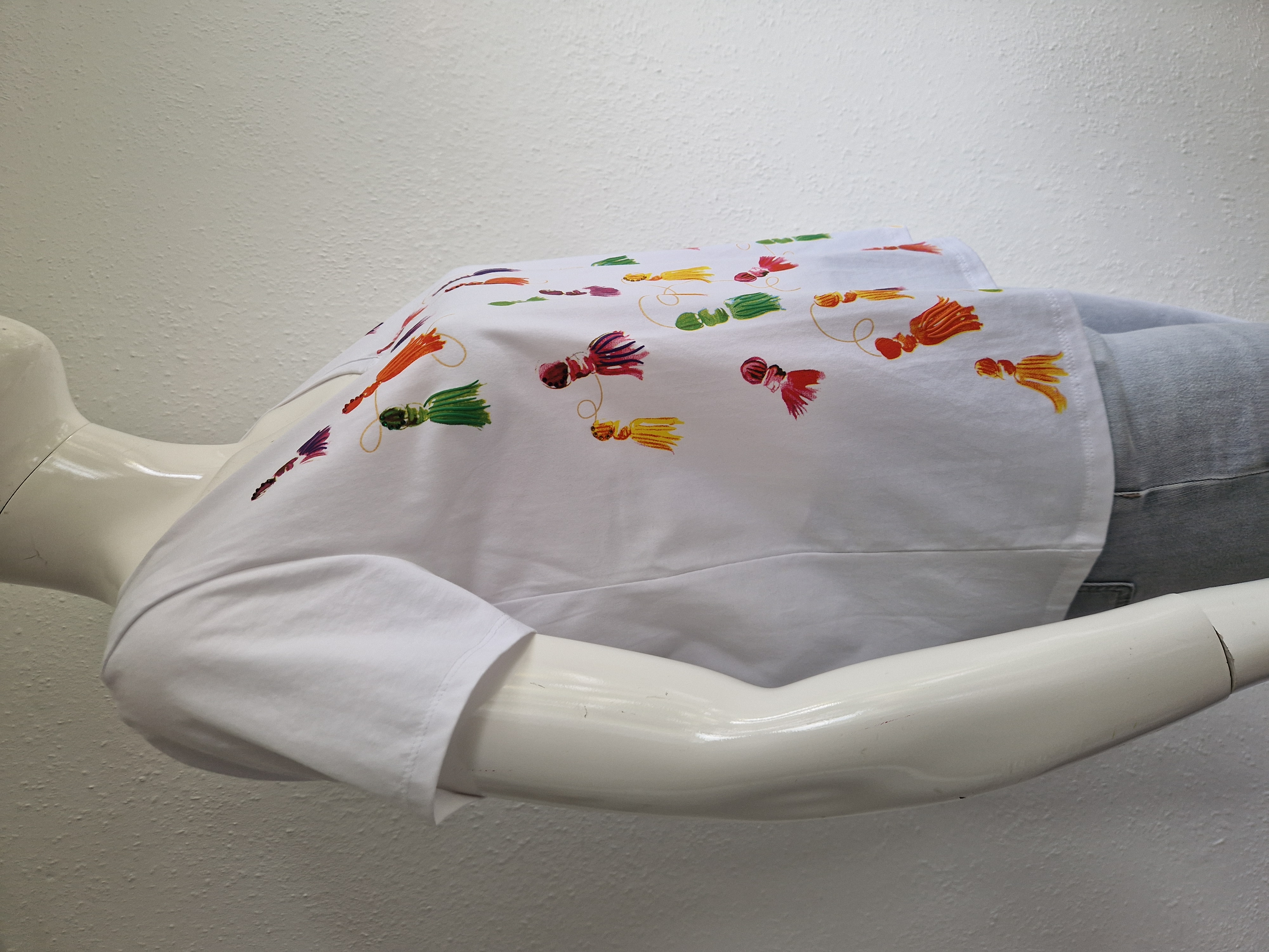 Leo & Ugo shirt met V-hals. Maat 2, Wit/kwastjesprint.