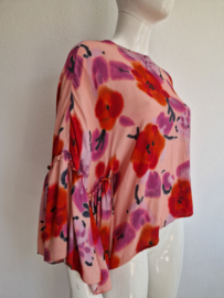 Essentiel Antwerp Blushing Floral top. Maat S. Roze/rood.