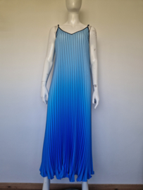 Essentiel Antwerp plissé maxi jurk – blauw dégradé – maat 40