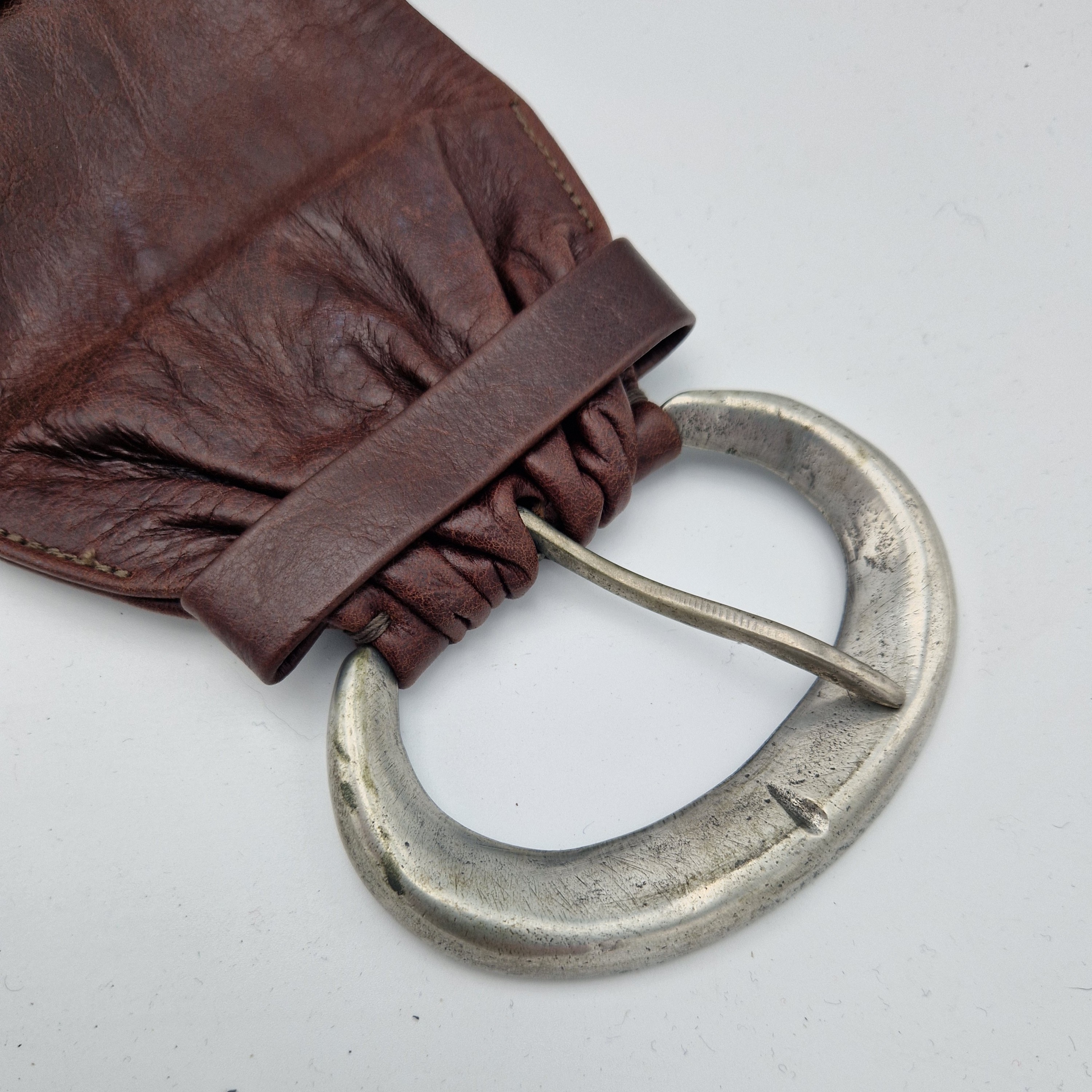 Brede bruin leren tailleriem met zilverkleurige belt.
