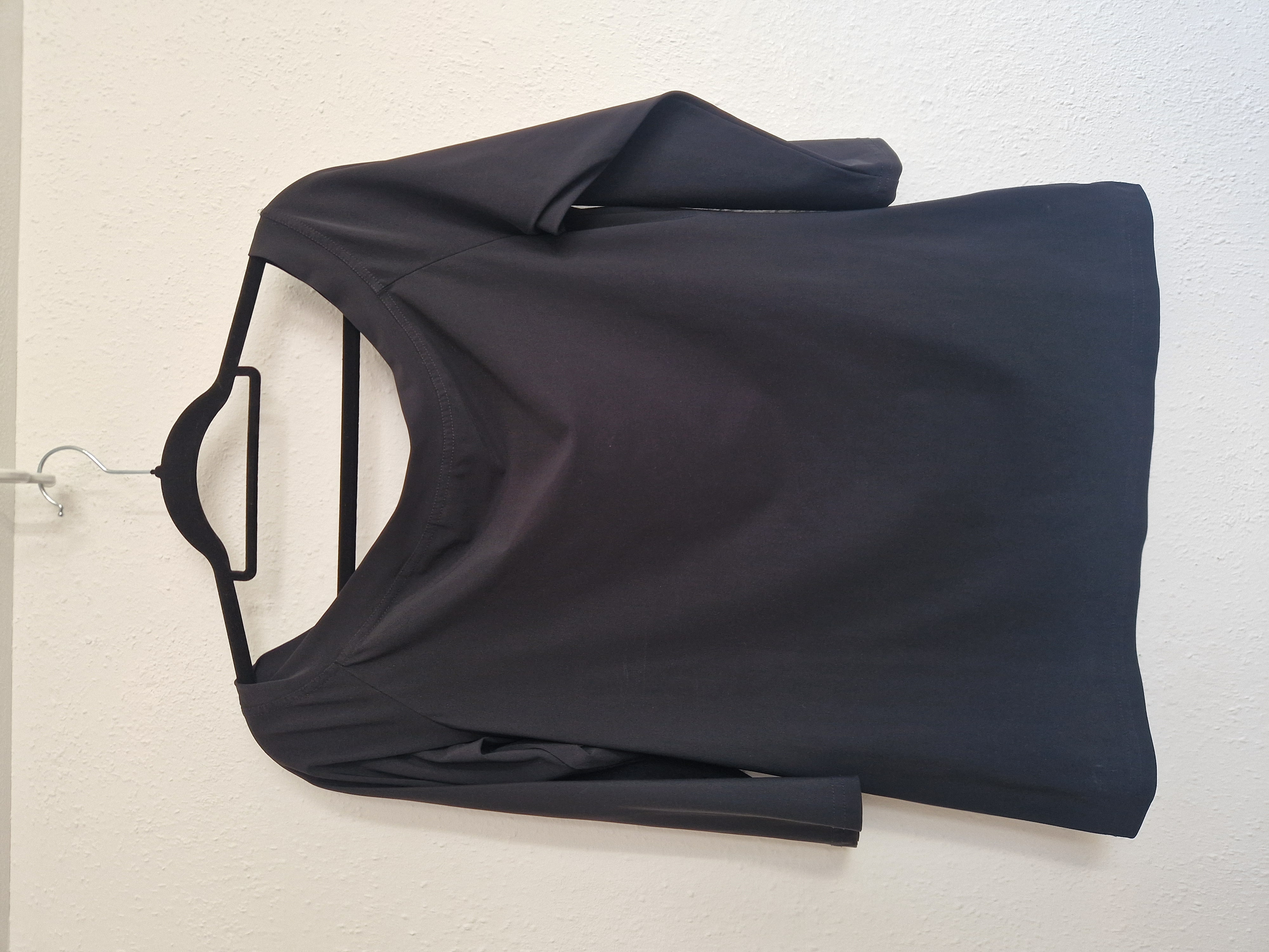Travelstof off shouldertop. Maat 42. Zwart.