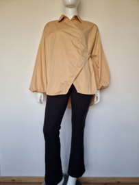 Ganni overslag blouse. Maat 44. Zand.