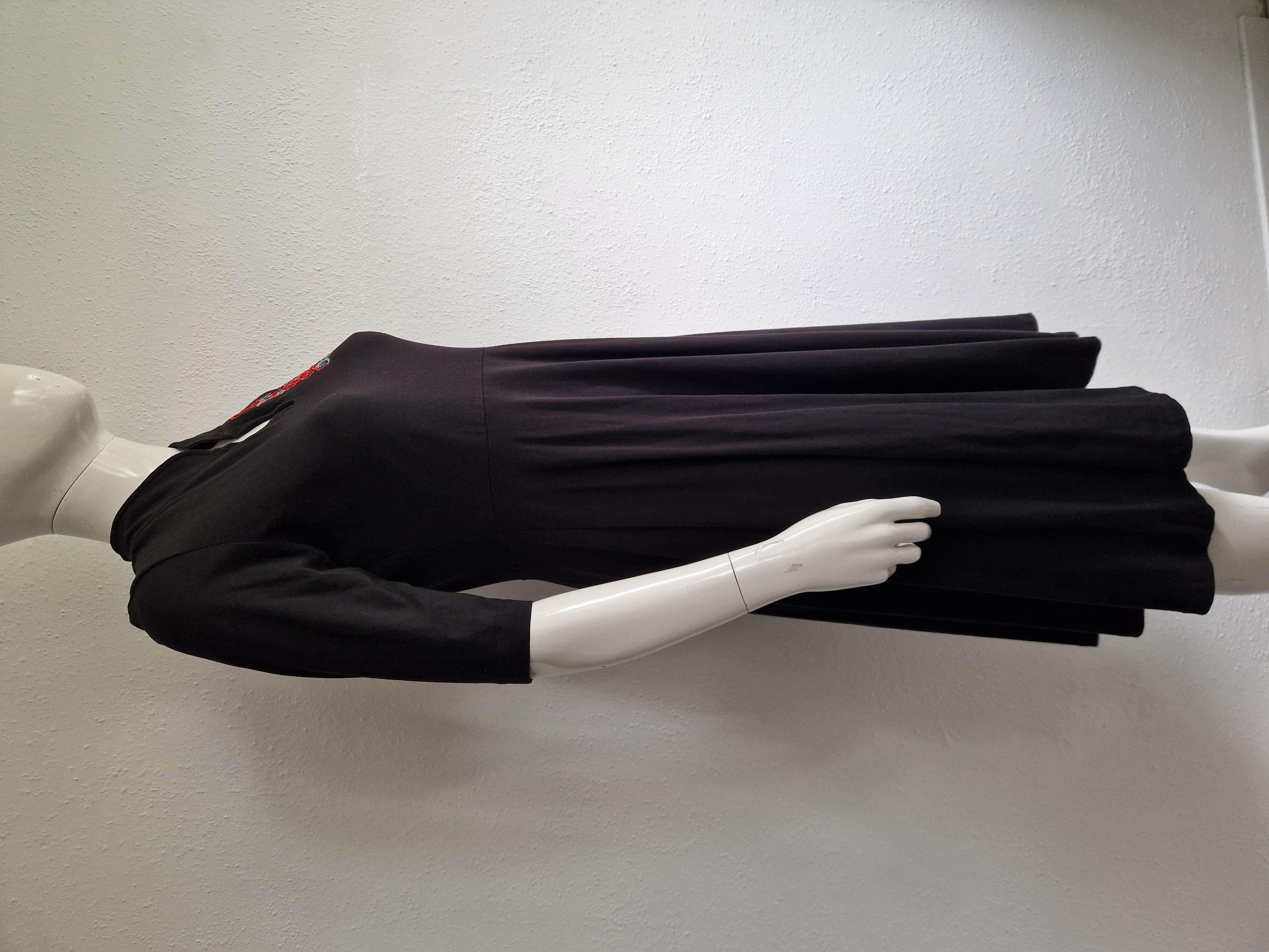 Lien & Giel jurk. Maat L. Zwart/borduursels.