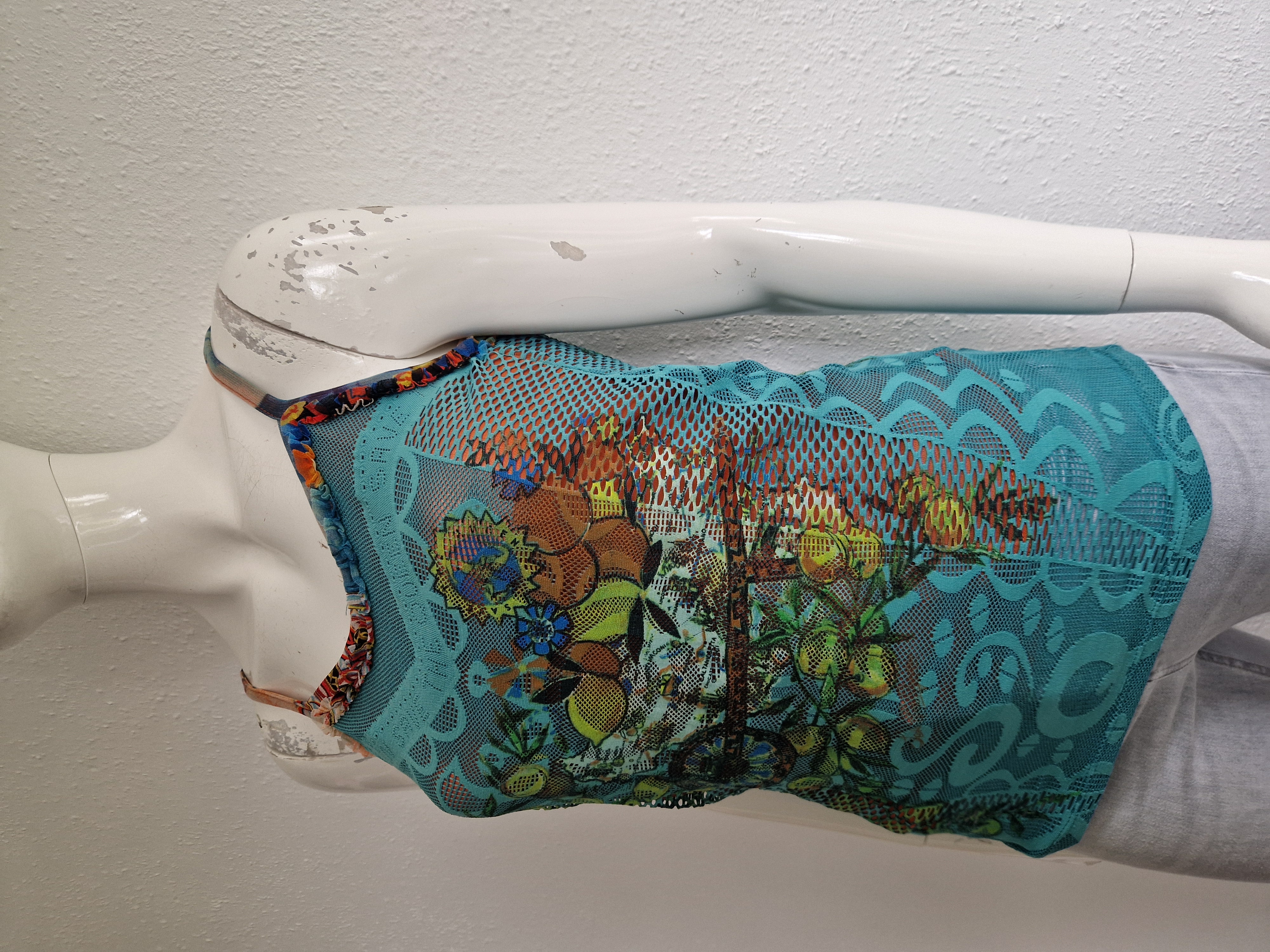 Save the Queen top. Maat M. Turquoise/print.