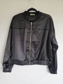 Freequent bomber jasje Flitz. Maat L. Zwart/satijn