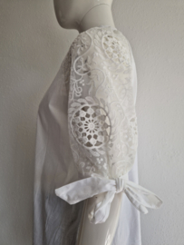 Wit katoenen blouse met kanten mouwtjes. Maat 40,