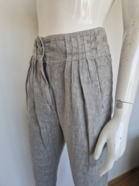 Closed linnen broek. Maat 38, lichtgrijs.