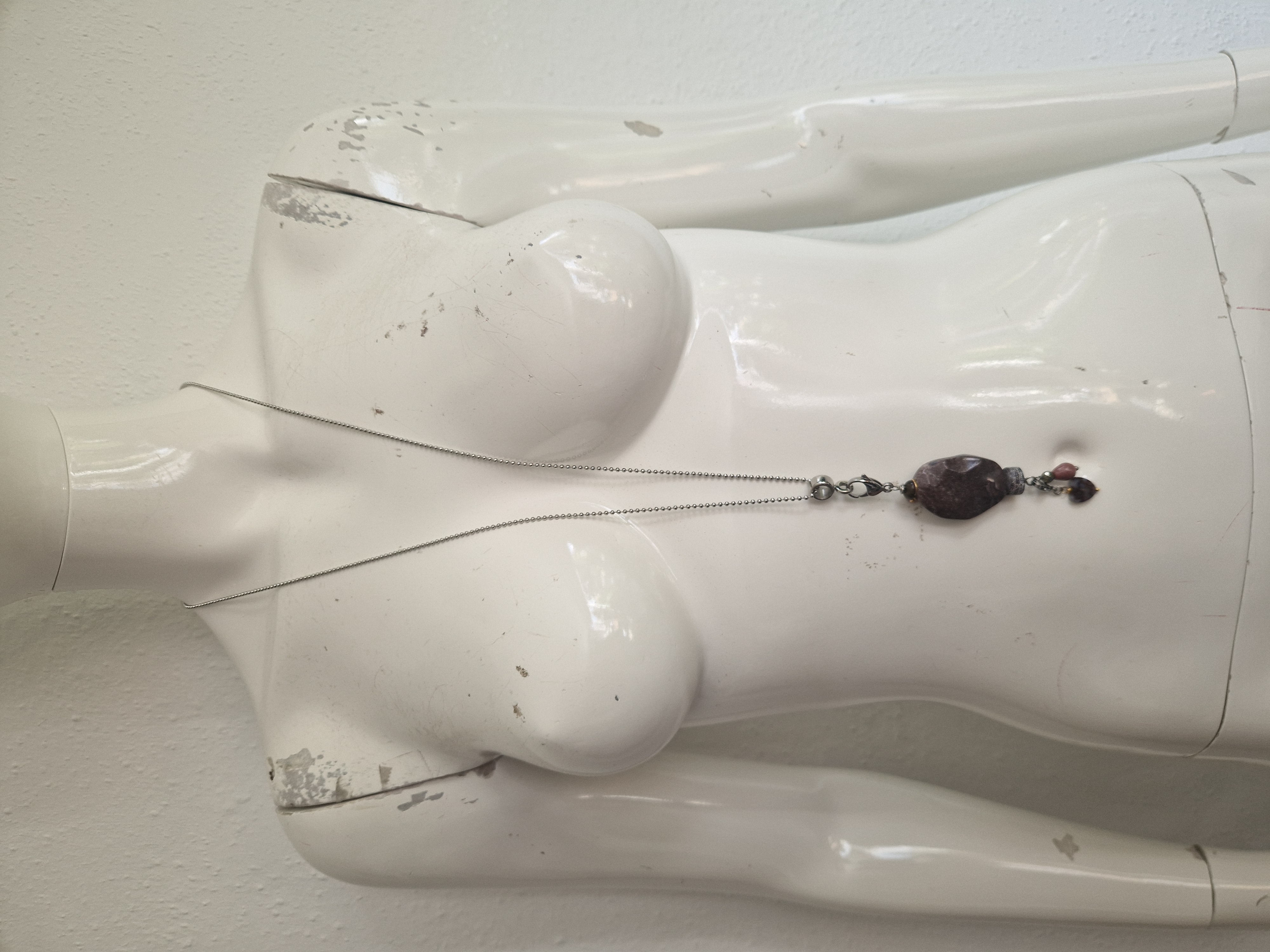 Pimps & Pearls ketting. Bruintinten. Metalen koord.