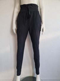 Studio Anneloes pantalon. Maat M. Travelstof/off black.