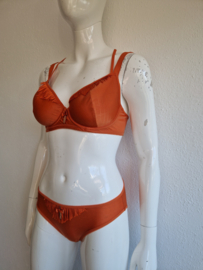 Marlies Dekkers set. Maat 75E/M. Oranje